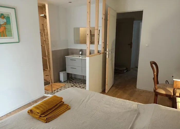 Maison De Caractère Au Cœur De La Cité Médiévale De *