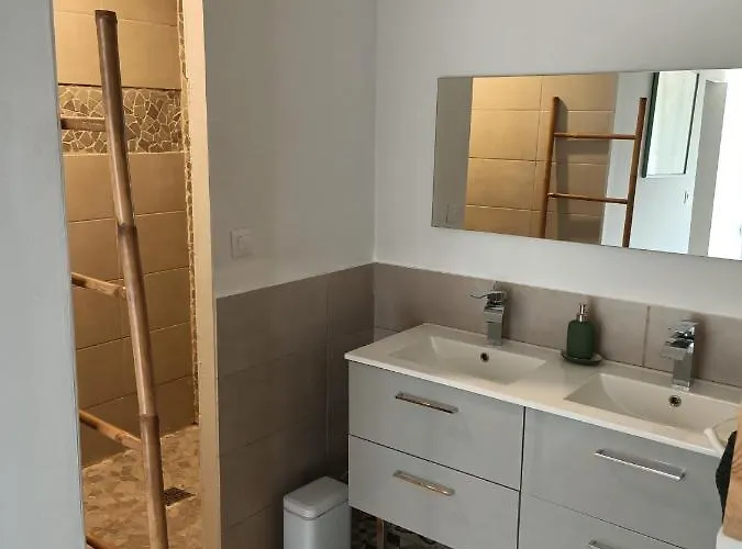 Maison De Caractère Au Cœur De La Cité Médiévale De Сasa de vacaciones *