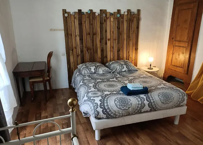 Maison De Caractère Au Cœur De La Cité Médiévale De