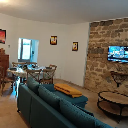 Maison De Caractère Au Cœur De La Cité Médiévale De Сasa de vacaciones *