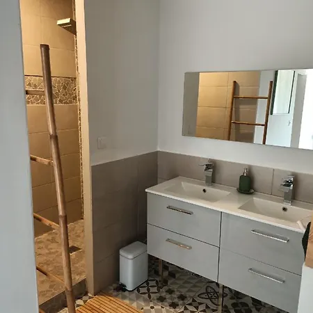 Maison De Caractère Au Cœur De La Cité Médiévale De Сasa de vacaciones *
