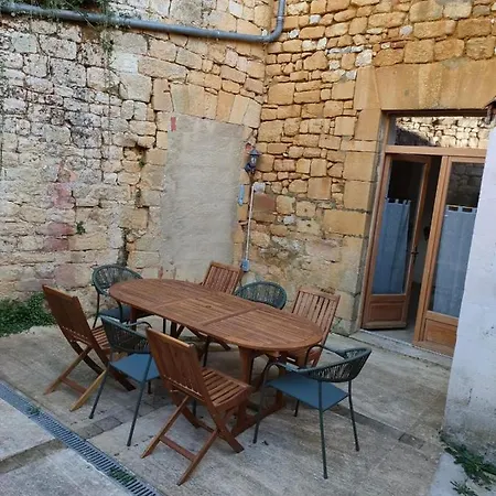 Maison De Caractère Au Cœur De La Cité Médiévale De