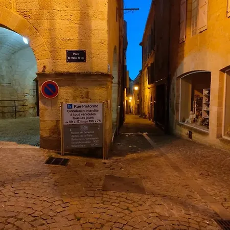 Maison De Caractère Au Cœur De La Cité Médiévale De Сasa de vacaciones *