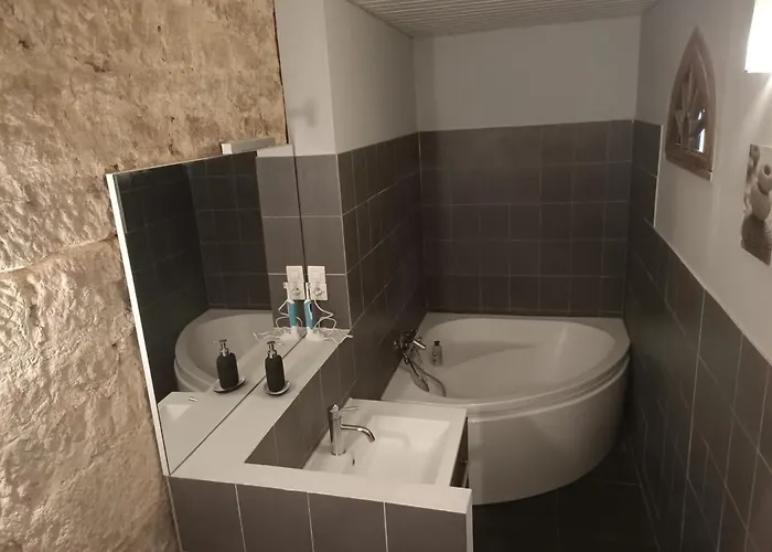 Maison De Caractere Au Coeur De La Cite Medievale De Casa de Férias