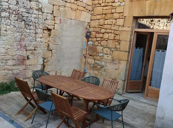 Maison De Caractere Au Coeur De La Cite Medievale De